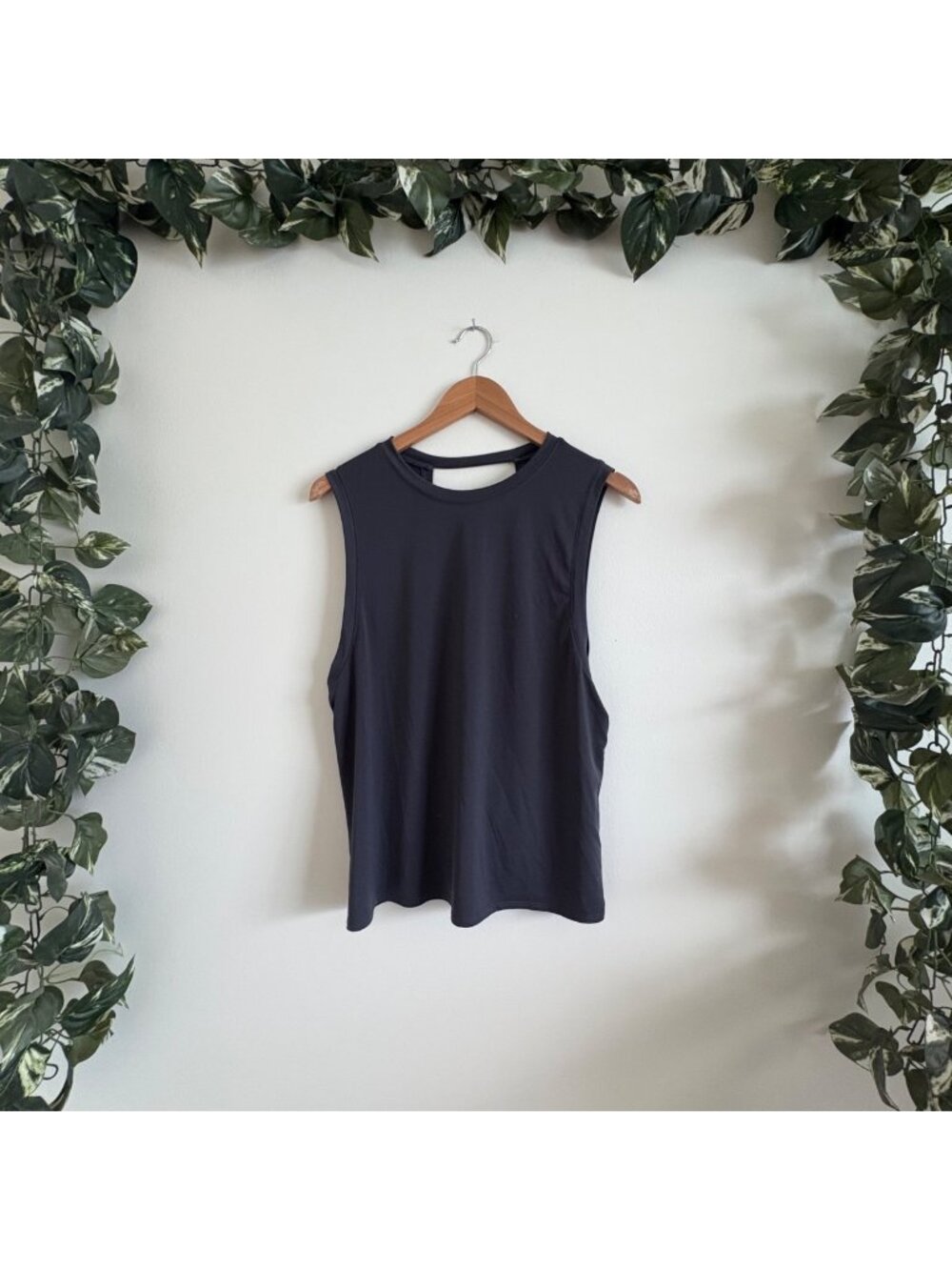 Fabletics Athletic Sleeveless Open Twist Back Tank Top Grey Black Women’s Size S